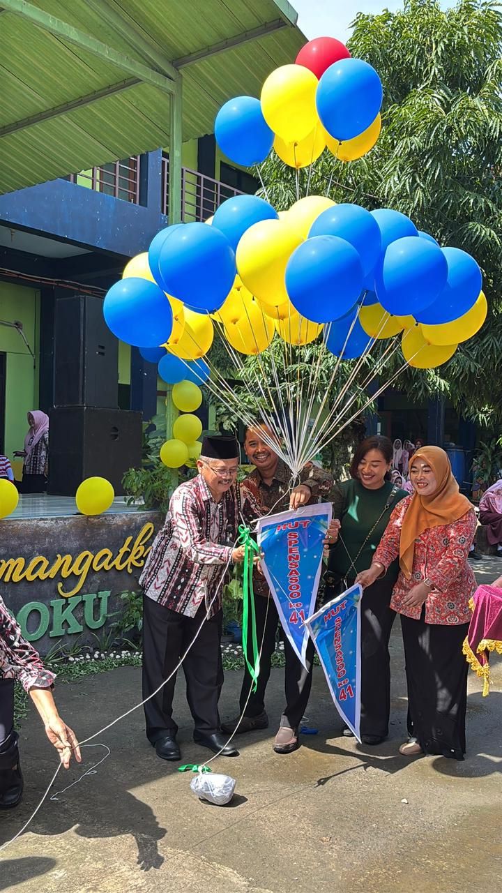USIA BERTAMBAH: Kepala SMPN 1 Sooko Sutrisno Slamet melepas balon sebagai simbolis puncak perayakan dies natalis ke-41, kemarin (20/11).