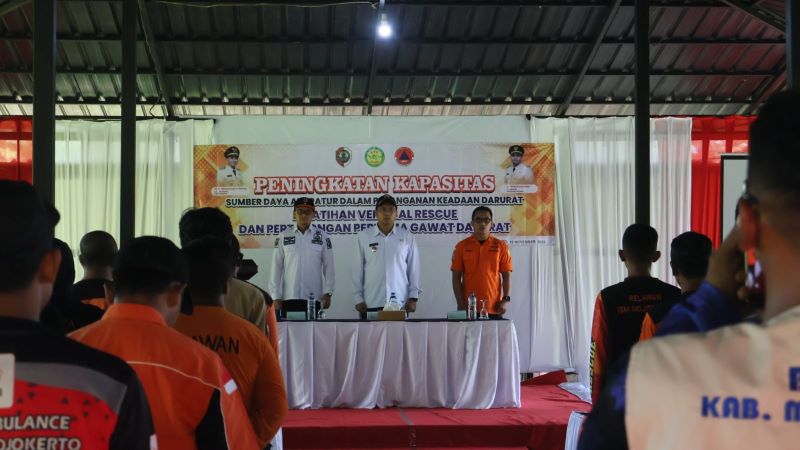 TINGKATKAN KEMAMPUAN: Wakil Bupati Mojokerto, M. Rizal Octavian saat memberikan arahan kepada para relawan dan anggota BPBD saat pelatihan Vertical Rescue dan PPGD di Obech Adventure Cangar.