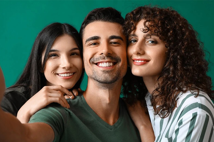 Poly relationship menggambarkan sebuah hubungan romansa yang memungkinkan seseorang menjalin lebih dari satu hubungan secara bersamaan. Sumber foto: Google
