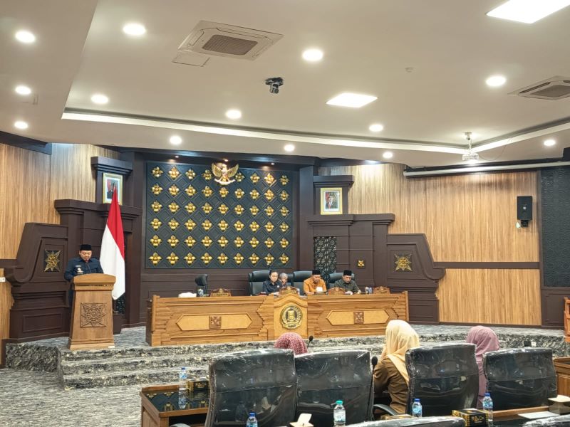 SAMPAIKAN TANGGAPAN: Wawali Kota Mojokerto Rachman Sidharta Arisandi saat menyampaikan jawaban dan tanggapan atas PU fraksi-fraksi pada rapat paripurna DPRD, kemarin (20/11).