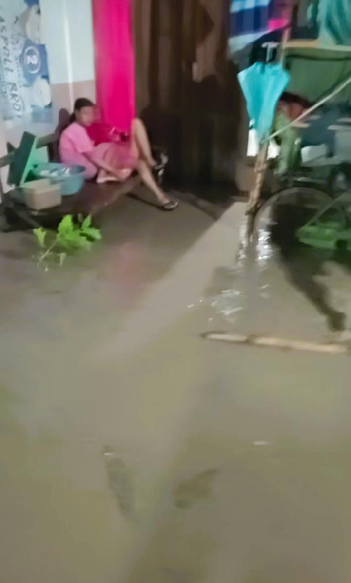 TERGENANG: Rumah warga Desa Kebondalem, Kecamatan Mojosari, tergenang banjir luapan, Rabu (19/11) malam.