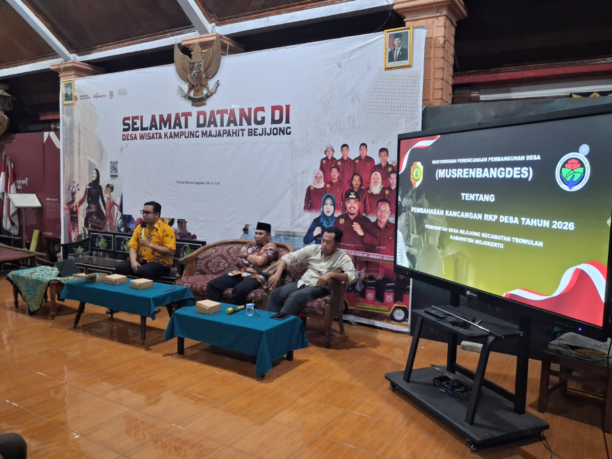 RENCANA KERJA: Kepala Desa Bejijong Pradana Tera Mardiatna (kiri) bersama perangkat dan warga urun rembuk dalam musrenbangdes pada September lalu.
