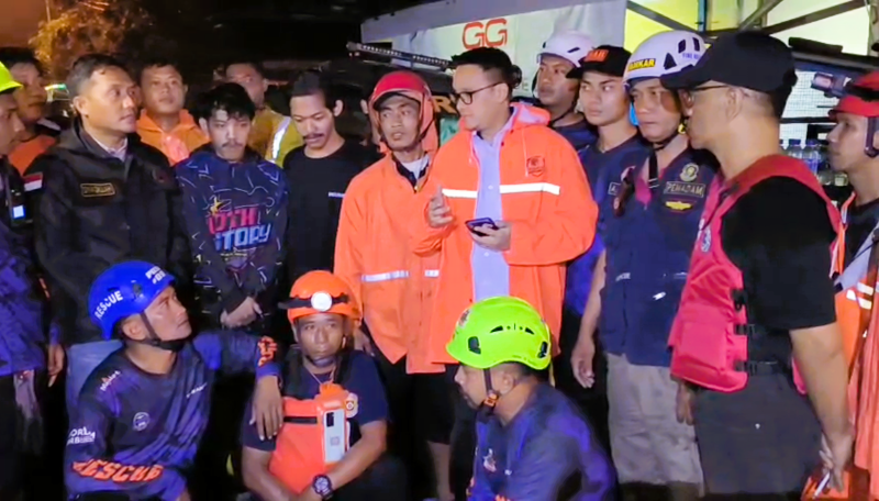 SELAMAT: Dua pemancing asal Kabupaten Jombang dievakuasi tim gabungan BPBD Kabupaten Mojokerto yang terjebak banjir di bekas galian C Desa Pesanggrahan, Kecamatan Kutorejo, Rabu (19/11) malam.