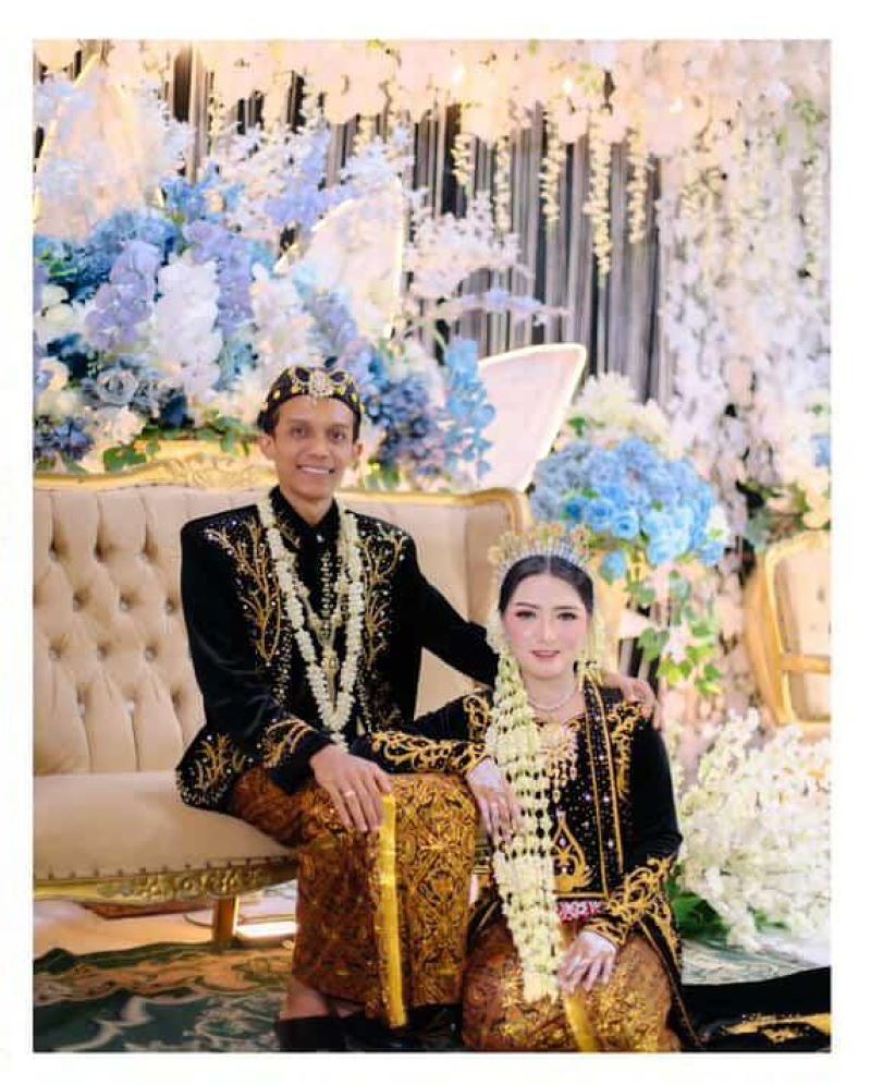 PENUH KEBAHAGIAAN: Yulianto Adi Nugroho bersama Istri Tercinta.