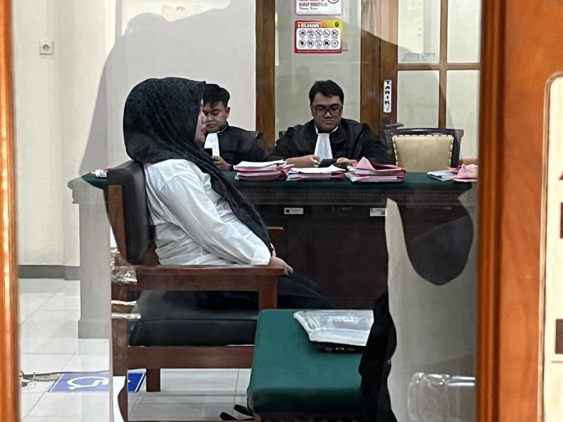 BERTAMBAH: Terdakwa kasus penipuan lelang arisan online, Ernawati, saat menjalani persidangan di Pengadilan Negeri Mojokerto, September lalu