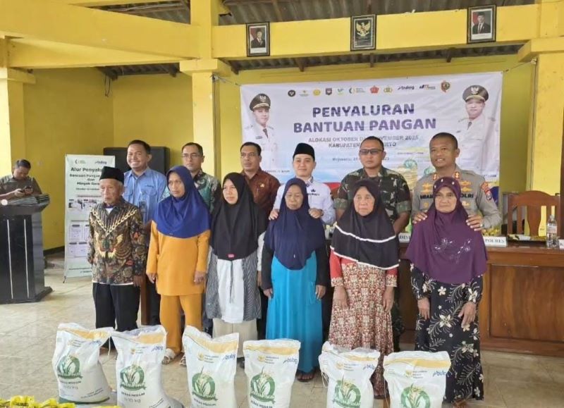 BANTUAN PANGAN: Bupati Muhammad Albarraa bersama Kapolres Mojokerto AKBP Ihram Kustarto, Dandim 0815 Mojokerto Letkol Inf Abi Swanjoyo, dan Pemimpin Cabang Perum Bulog Kantor Cabang Mojokerto.