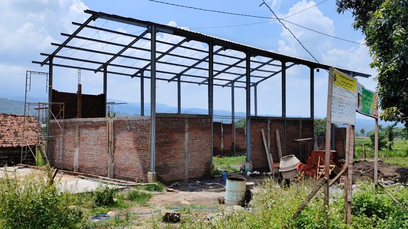 STAGNAN: Proyek pembangunan RMU, lantai jemur, dan lumbung di Desa Kebuntunggul, Kecamatan Gondang milik dinas pangan dan perikanan stagnan, kemarin (21/11).