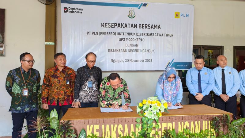KOMITMEN : Penandatanganan kesepakatan bersama penanganan permasalahan hukum di bidang perdata dan tata usaha negara (Datun).