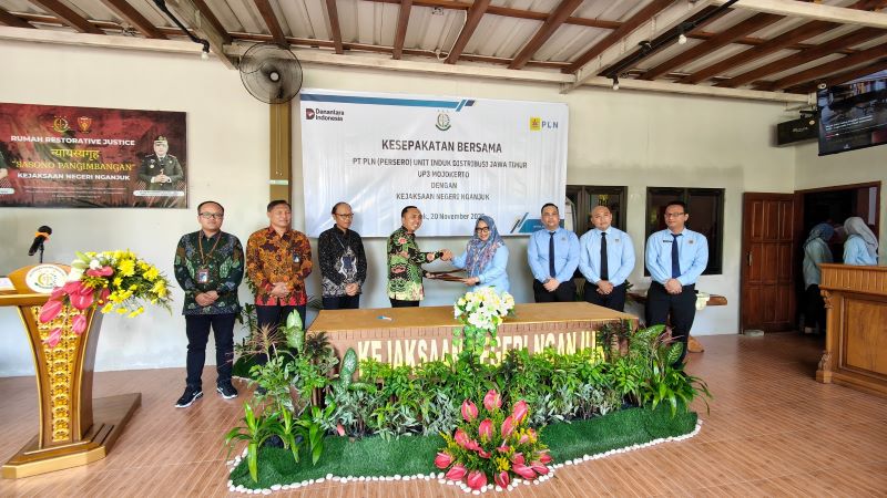 KERJA SAMA : Penyerahan naskah penandatanganan kesepakatan bersama penanganan permasalahan hukum di bidang perdata dan tata usaha negara (Datun).