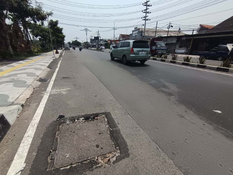 TERULANG LAGI: Kondisi manhole atau penutup gorong-gorong di ruas Jalan Empunala, Kota Mojokerto, yang mengalami kerusakan.