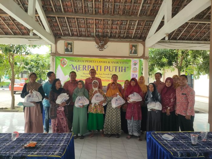 PEDULI: Pemerintah Desa Kupang menyalurkan bantuan pangan kepada lansia melalui program Merpati Putih.