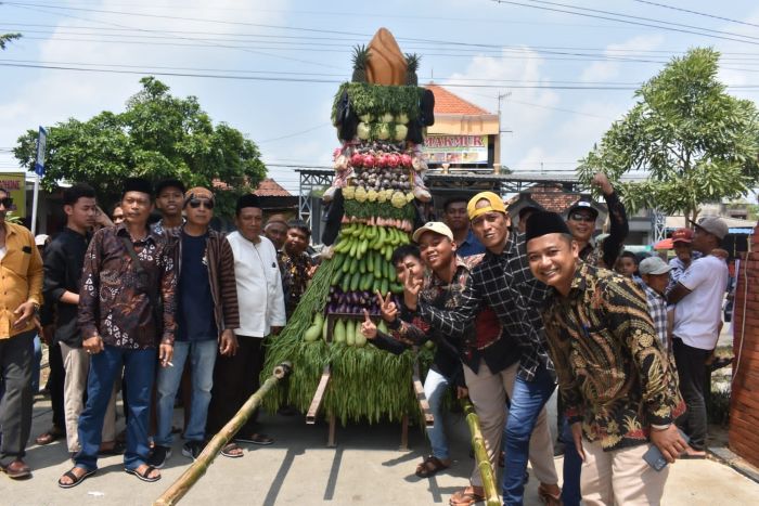 BERBUDAYA: Pemerintah Desa Kupang, Kecamatan Jetis, mengarak gunungan tumpeng di gelaran sedekah bumi Januari lalu.