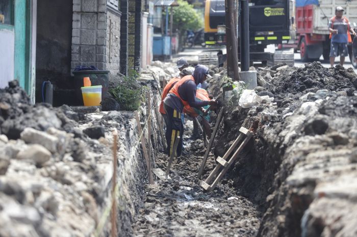 DIKEBUT: Pekerja proyek menggarap pembangunan sistem drainase perkotaan guna mengatasi banjir di Jalan Raya Desa Kupang, Kecamatan Jetis, Agustus lalu.