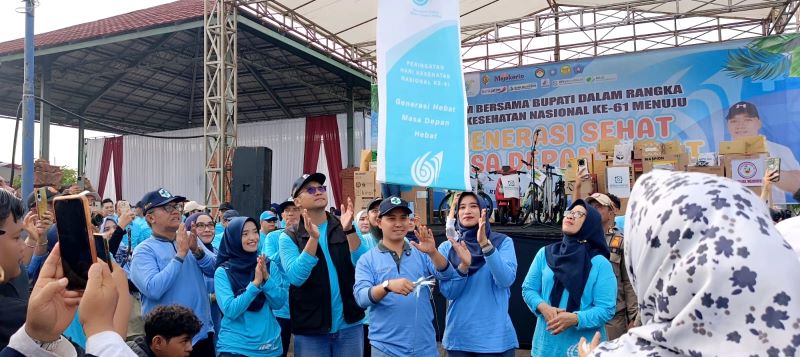 OPENING: Bupati Mojokerto Muhammad Albarraa melepas balon puncak peringatan Hari Kesehatan Nasional (HKN) ke-61 di Kabupaten Mojokerto.