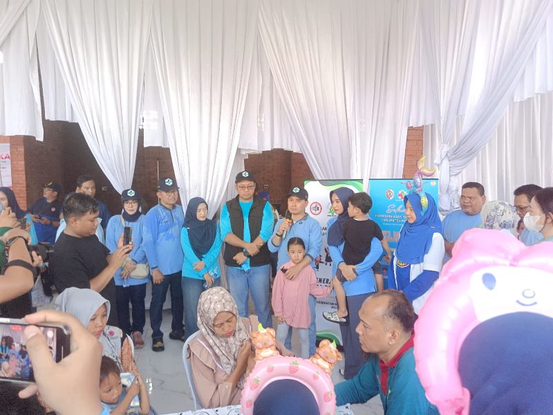 LAYANAN: Bupati Mojokerto Muhammad AlBarraa meninjau pemeriksaan ibu hamil, kesehatan anak, stunting hingga layanan lansia.