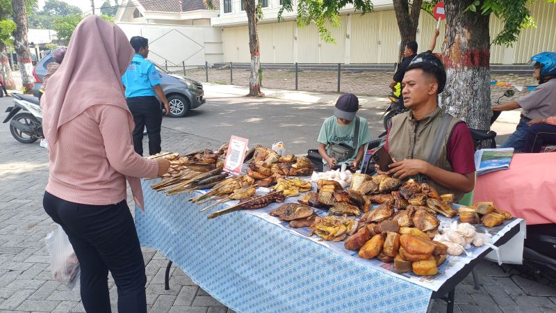 ANEKA IKAN: Aneka ikan panggangan yang juga tersedia di Pasar Minggu Pagi Semeru.