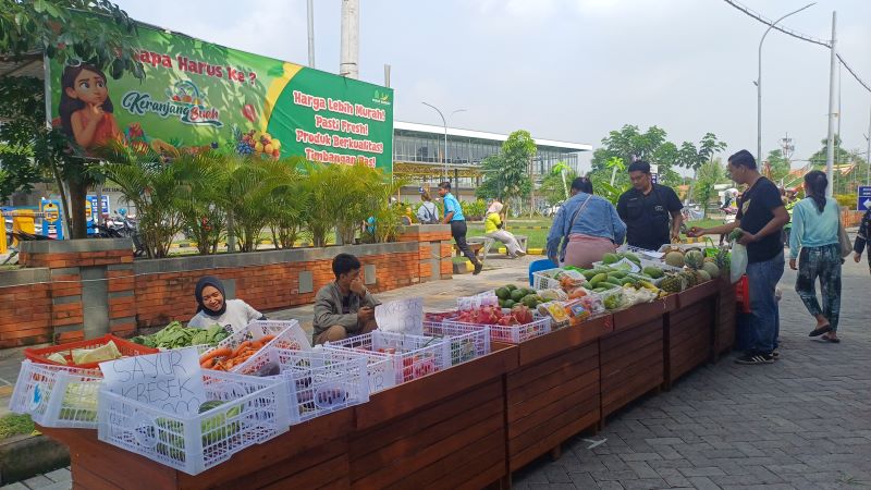 MURAH: Keranjang Buah yang dihadirkan di Pasar Pagi Semeru banyak diminati.