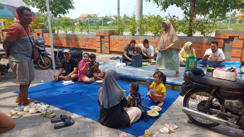 SANTAI: Para Pengunjung Pasar Pagi Semeru sedang menikmati jajanan dan makanan bersama keluarga dan kerabat.