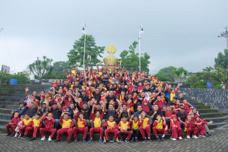 PAHLAWAN: SDI Permata Mojosari menyelenggarakan kegiatan bertema Ayahku Pahlawanku memperingati Hari Ayah Nasional dan Hari Pahlawan di Taman Ganjaran Trawas, Sabtu(22/11).