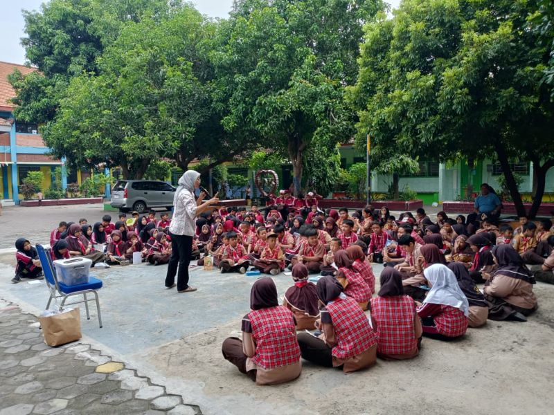 CINTA LINGKUNGAN: Gerakan Kampanye Sekolah Bersih dan Sehat serta Pilah Sampahku bersama Wehasta di&nbsp; SDN Wonokusumo, Kecamatan Mojosari pada Sabtu (22/11).