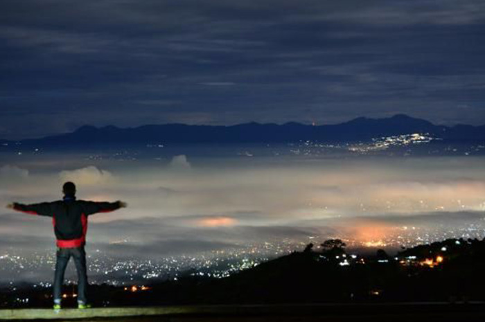 Bukit Moko merupakan salah satu destinasi terkenal di Bandung yang menawarkan pengalaman melihat kota dari ketinggian dengan suasana yang tenang dan menyejukkan. sumber foto: pinterets