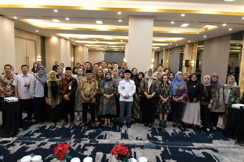 PERKUAT KOLABORASI: Bupati Mojokerto Muhammad Albarraa didampingi Kepala Bapenda Nurul Istiqomah bersama ratusan PPAT dan PPATS se-Kabupaten Mojokerto saat rapat koordinasi optimalsiasi capaian PAD.