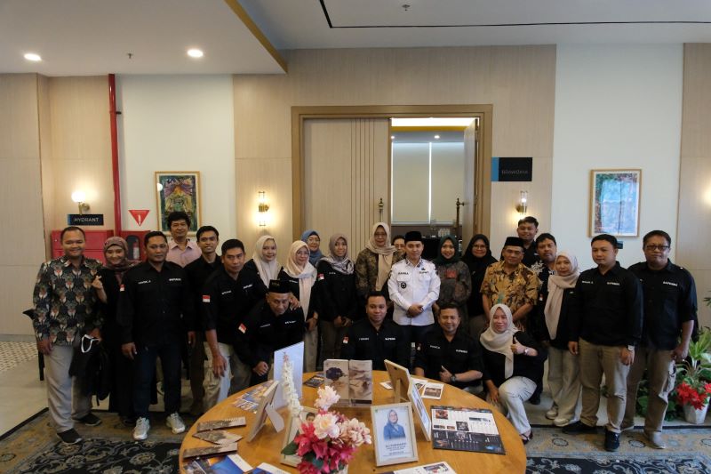 KOMPAK: Bupati Muhammad Albarraa bersama Kepala Bapenda Nurul Istiqomah dan staf bapenda usai rakor perkuat kolaborasi dengan PPAT dan PPATS.
