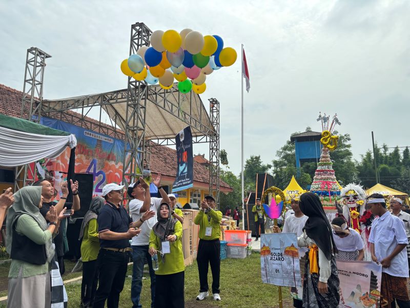 BUDAYA: Plt Kepala Dinas Drs. Yo&rsquo;ie Afrida Soesetyo Djati, SH, M.Si membuka puncak Diesnatalis ke-42 SMPN 1 Ngoro.