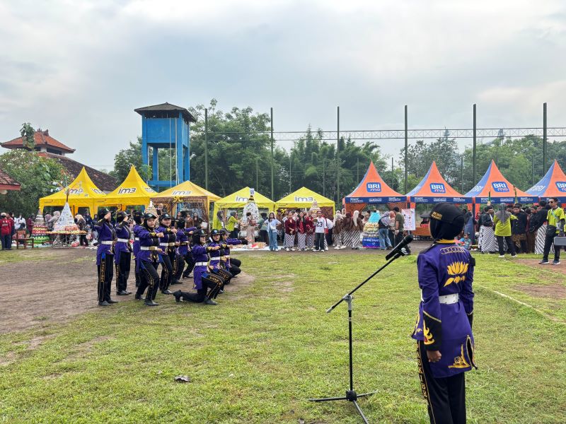 BAKAT: Penampilan ekstrakurikuler paskibra para siswa di Diesnatalis-42  SMPN 1 Ngoro.