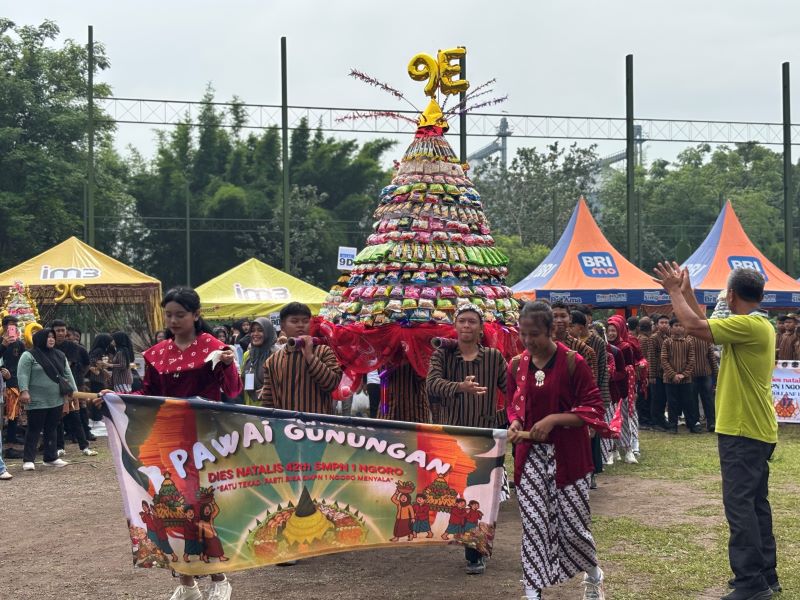KOMPAK: Pawai gunungan  bersama keluarga besar SMPN 1 Ngoro puncak Rangkaian Diesnatalis ke-42.