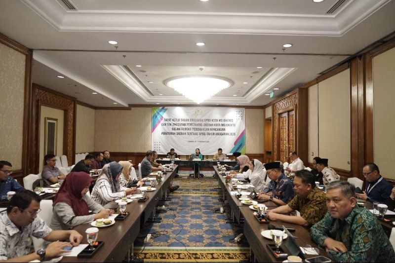 TUNTAS: Rapat kerja Banggar DPRD dan TAPD Kota Mojokerto terkait Raperda APBD 2026 telah rampung, kemarin (23/11).