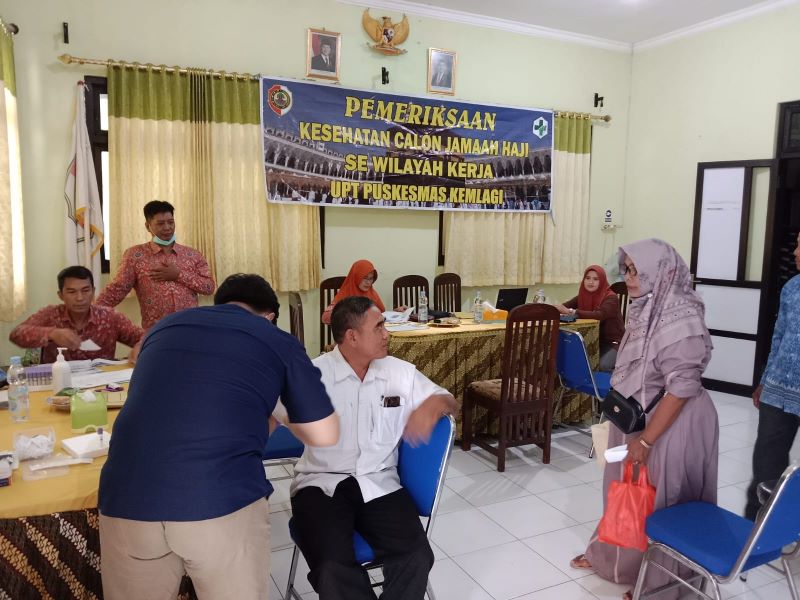KETAT: Calon jemaah haji Kabupaten Mojokerto menjalani pemeriksaan kesehatan di Puskesmas Kemlagi Oktober lalu.