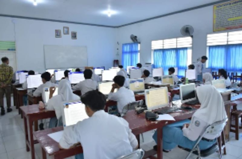 MEKANISME SAMA: Pelaksanaan TKA utama di SMAN 2 Mojokerto, awal November lalu. Tes susulan perdana tahun ini diikuti ratusan siswa.