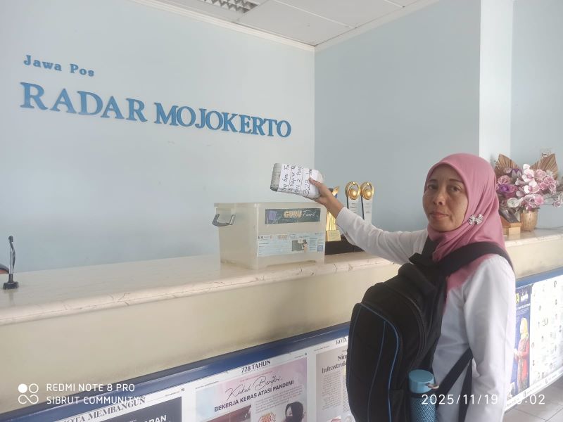 BERI DUKUNGAN: Salah satu pembaca memasukkan balot sebagai bentuk polling dukungan Guru Favorit.