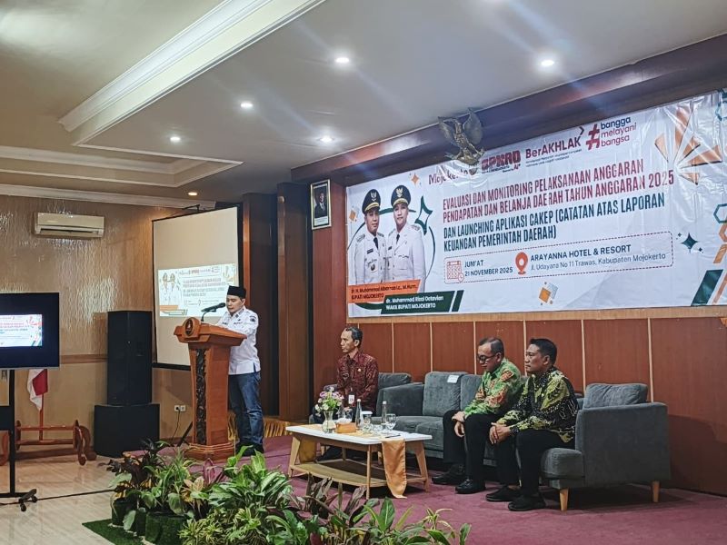 INOVATIF: Bupati Mojokerto Muhammad Albarraa meresmikan layanan inovasi BPKAD berbasis aplikasi CAKEP sebagai wujud percepatan penyusunan LKPD yang efektif, efisien, dan akurat di lingkungan Pemkab.