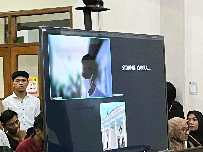 KEBERATAN: Prima Alif Eka Nur Adiat menjalani sidang secara online dari Lapas Kelas II-B Mojokerto karena sakit, Rabu (19/11).
