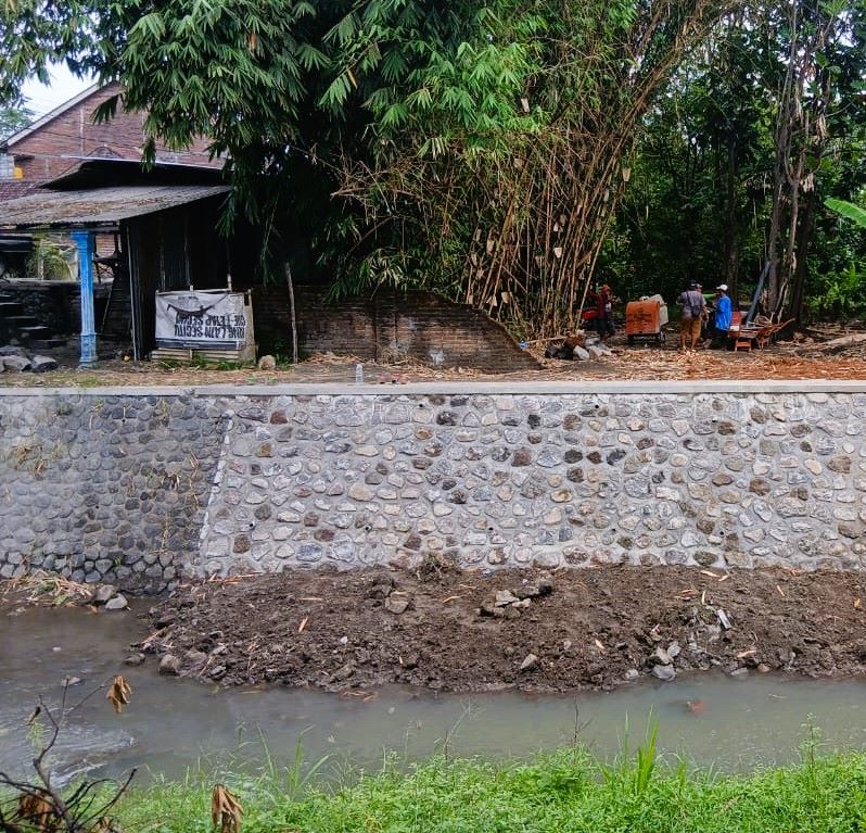 DIPLENGSENG: Tanggul aliran Sungai Sadar di Desa Kebondalem, Kecamatan Mojosari, yang kini tuntas diplengseng.