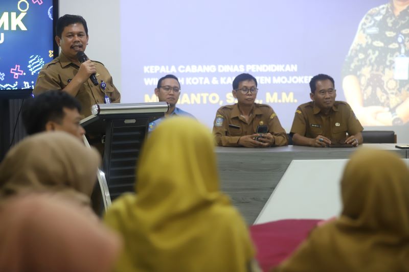 SERENTAK: Kacabdindik Jatim Wilayah Kabupaten-Kota Mojokerto Mudianto membuka kegiatan Bakti SMK untuk guru yang menjadi program peringatan Hari Guru Nasional 2025 di SMKN 1 Sooko.