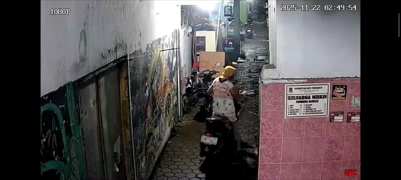 TERTANGKAP KAMERA: Terduga pelaku saat beraksi mencuri motor di Lingkungan Sentanan Gang Buntu, Kelurahan Sentanan, Kecamatan Kranggan, Sabtu (22/11) dini hari.