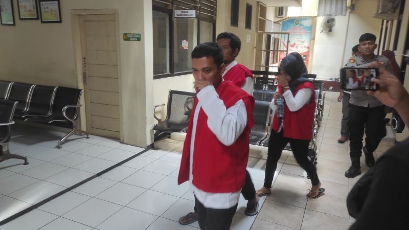 MERUGIKAN: Tiga dari empat pelaku sindikat penyelewengan solar bersubsidi usai menjalani sidang di Pengadilan Negeri Mojokerto, Selasa (18/11).
