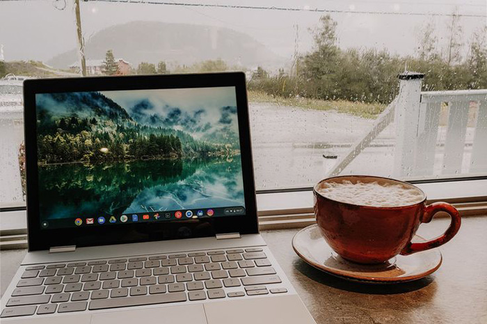 Gaya hidup digital nomad semakin populer di era kerja fleksibel, terutama di kalangan generasi muda yang ingin memadukan produktivitas dengan kebebasan menjelajah dunia. sumber foto: pinterest