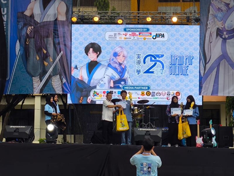 CEMERLANG: Siswa SMAN 1 Puri saat menerima penghargaan pada ajang Japan Pop Culture tingkat provinsi di Surabaya, Sabtu (22/11). Prestasi tersebut di antara raihan kejuaraan yang selama ini berhasil.