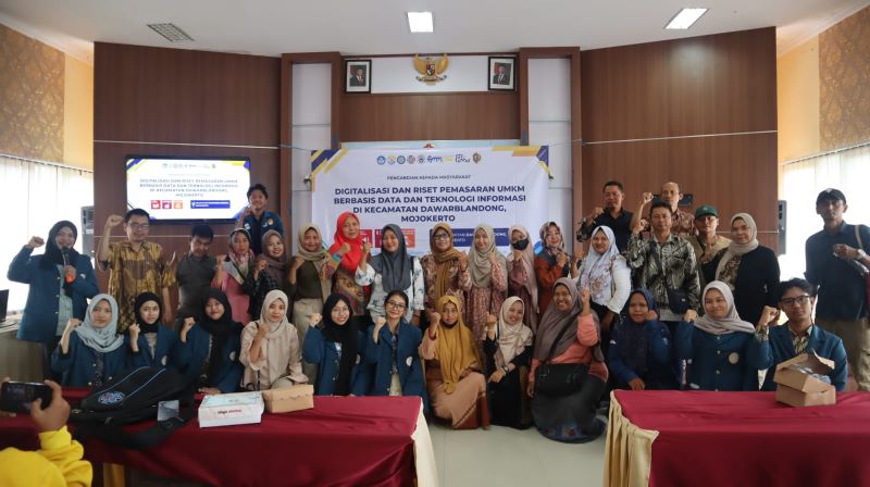 PERKUAT UMKM: Tim Pengmas gabungan Fakultas Teknologi Maju dan Multidisiplin serta Fakultas Sains dan Teknologi Unair menggelar pemberdayaan UMKM di Kecamatan Dawarblandong, Sabtu (22/11).&nbsp;