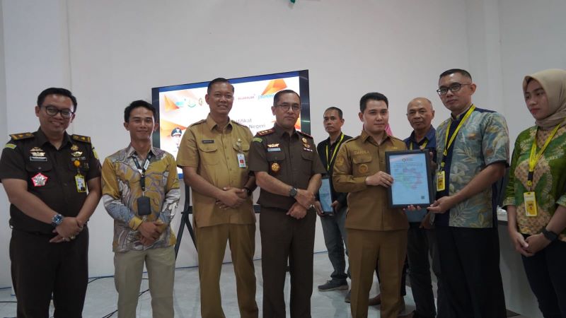 KOLABORASI: Bupati Muhammad Albarraa bersama Kajari Kabupaten Mojokerto Fauzi, dan Kadisperindag Noerhono bersama para pelaku industri kecil di tengah penyerahan sertifikat TKDN, kemarin (24/11).