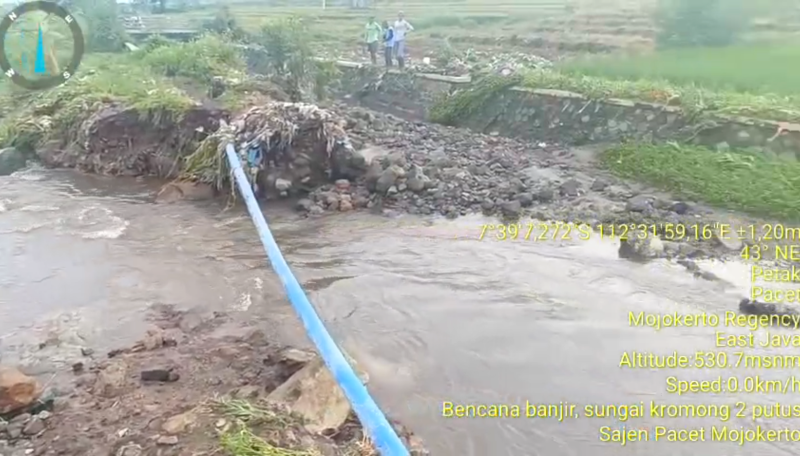 BUTUH PENANGANAN: Tanggul anak Kali Kromong di Desa Sajen, Kecamatan Pacet, jebol setelah debit airnya meningkat akibat hujan deras.