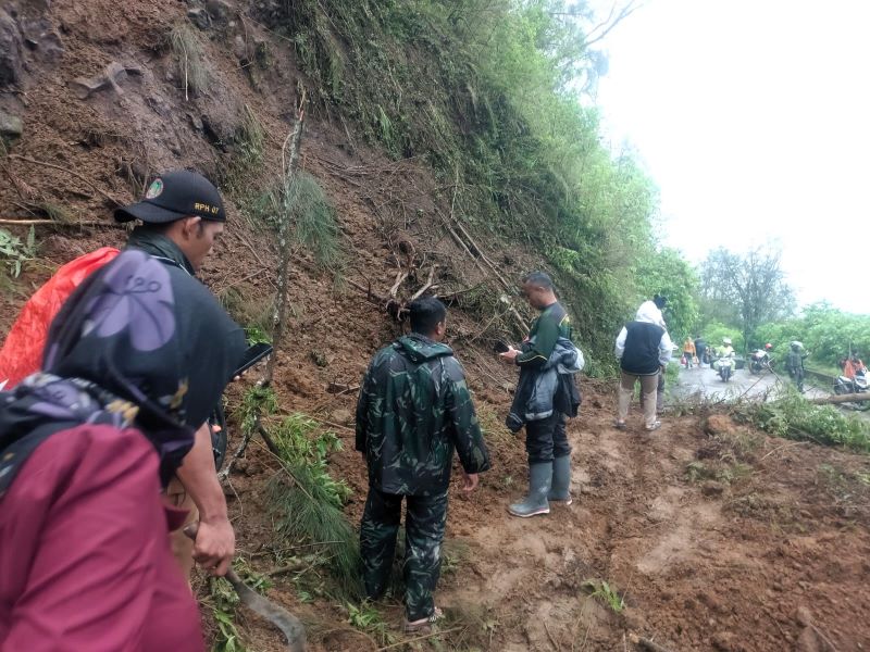 AKSES TERPUTUS: Akses jalur Pacet-Cangar terputus setelah tebing di kawasan Kutukan Sendi mengalami longsor, kemarin (24/11).