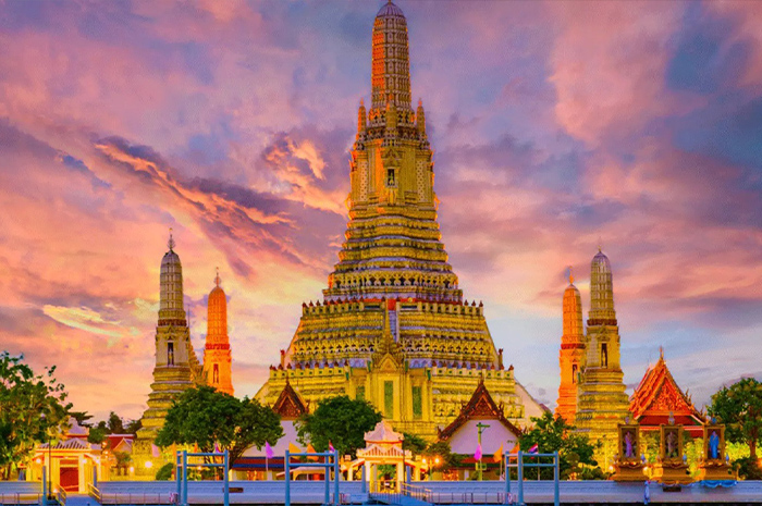 Di Bangkok terdapat salah satu kuil Budha paling ikonik bernama Wat Arun yang terletak di tepi Sungai Chao Phraya. Sumber foto: Google
