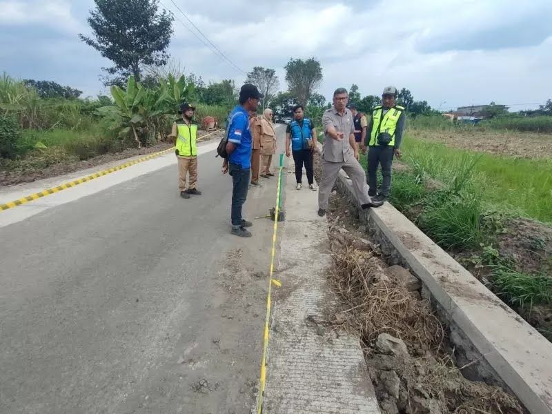 HARUS SESUAI: Anggota DPRD Kabupaten Mojokerto Salahuddin turun ke lapangan untuk mengawal langsung pengerjaan infrastruktur jalan di Kabupaten Mojokerto.