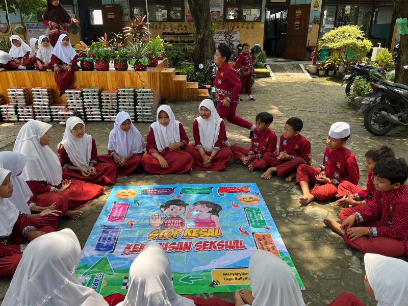 SERU: Siswa SDN Gayaman dikenalkan dengan permainan Simulasi Stop Kesal sebagai upaya menciptakan lingkungan belajar ramah anak.
