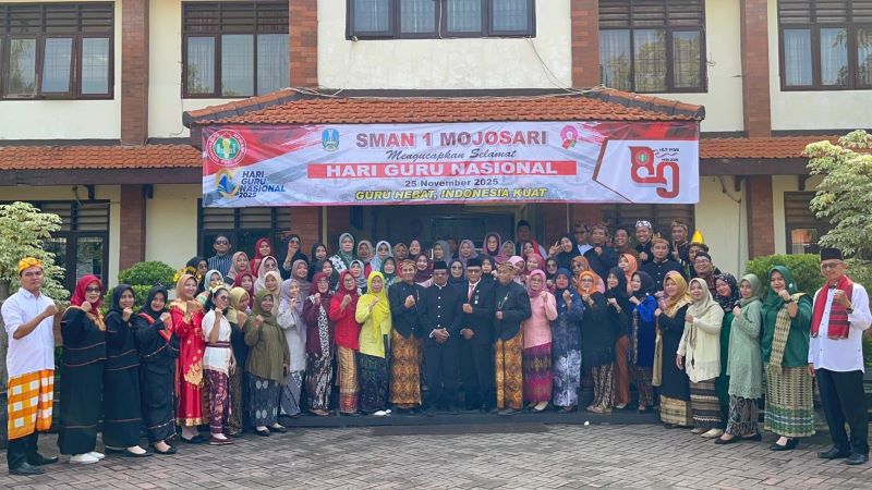 SEMARAK: Seluruh guru SMAN 1 Mojosari kompak dan totalitas mengenakan busana tradisional memperingati Hari Guru Nasional, kemarin (25/11).